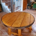 Table basse reutilisant une vieille roue de chariot et planches de coffrage