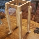 Petite table d'appoint avec pieds galbés