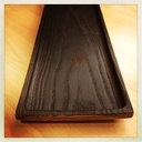 Plateau de service en frêne brûlé.