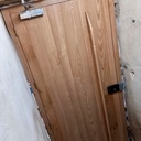 Porte en châtaignier. Bois croisés.