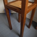 Mange debout en bois brulé