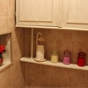 L'ensemble dans son contexte (WC), le petit cône sur le dessus absorbe la vaporisation afin de ne pas tacher le dessous de l'armoire