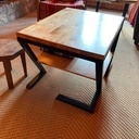 Création à côté d'un petit tabouret en bout debout.