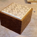 Boite et essai de motifs à partir de contreplaqué