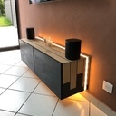 Meuble TV suspendu avec joints pont de bateau et bandeau LED intégré