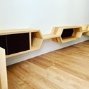 Bibliothèque suspendue en frêne olivier