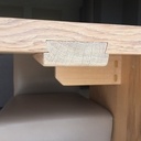 Traverses en queues d'arondes débouchantes, rappel de la console en chêne.