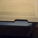 L'encoche dans le plateau pour passer les câbles