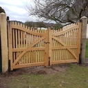 Barrière en chêne avec courbes