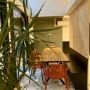 Claustra, banquette et table