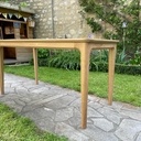 Table en chêne au design contemporain