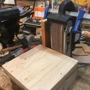 Ponceuse à bande stationnaire avec réglage angulaire