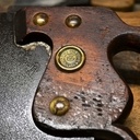 La décoloration autour de la label screw est due à ce que le précédent propriétaire a décroûté celle-ci à la laine d'acier