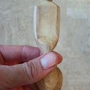 Petite cuillère en noyer avec sculpture de lettre et kolrosing.