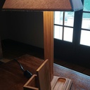 Une lampe de bureau bien organisée ou un organisateur de bureau éclairé