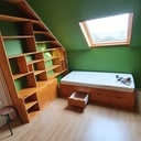 Bibliothèque sous pente & banquette-lit