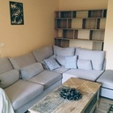 Une bibliothèque derrière un canapé