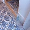 Comment habiller une entrée carrelée où rien n'est droit