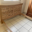 Lit en chêne sans vis, avec tête de lit à motifs geometriques
