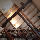 Bibliotheque sur escalier en frene