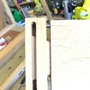 le pied arrière gauche avec sa traverse arrière et son gros tenon, sur l'autre face le double tenon avec épaulement , pas de conflit entre les deux, une solidité que j'espère bonne et un assemblage aujourd'hui invisible quelle ne serais plus qu'en photos