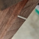 Étagère en noyer, inserts laiton