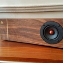 Enceinte en noyer et laiton