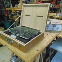 deux tampons de feutre sur le couvercle pour bloquer le barbecue en position fermée.