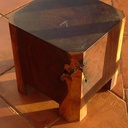 Tabouret "rablé" taillé dans un bloc