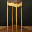 Un  support pour Vanity case Vuitton