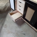 Les tiroirs, cachés derrière une porte, sortent complétement