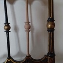 Elle est guidée dans le trou du bas et descendue en buté de la collerette