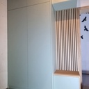 Hall d'entrée pastel et chêne