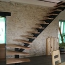 Escalier limon central acier