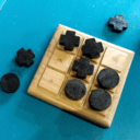 Un morpion en bois avec des pièces aimantées