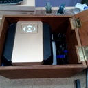 Une boite de rangement, mais pas que, elle se fait aussi support pour PC portable.