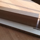 A droite, le bloc et fixé sur le melaminé, celui de gauche, je le bloque avec des serre-joint. On peut voir une pointe sur chaque bloc bien aligné