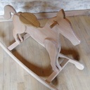 Maël, le cheval à bascule