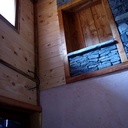 Montée d'escalier avec mélange de bois et pierre