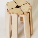 Petit tabouret aux pieds flottants