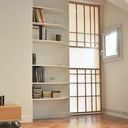 Cloison coulissante inspiration japonaise et bibliothèque