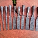 Un forgeron qui réalise de superbes ciseaux à bois