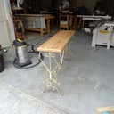 Petit table avec la base de fer forgé