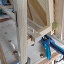 béquilles repliables en chêne avec système de blocageen position ouverte plus un blocage en position fermée que j'ai oublié de photografier