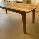 Une grande table en noyer tout en courbe