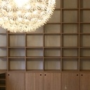 Bibliothèque et coin bureau