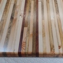 Table en bois de récupération, plateau en palettes et base en pin récupérer sur une tête de lit