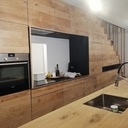 Cuisine et escalier en chêne massif et chêne brulé