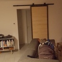 Une porte coulissante en sapin finition rubio