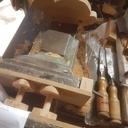 Collage d'une roue sur chaque axe, maintient pour avoir un équerrage entre roue et axe